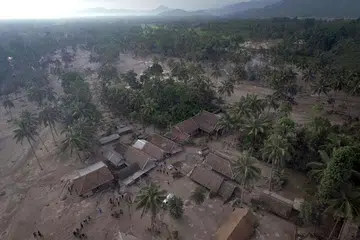 Letusan Gunung berapi Semeru: pasukan penyelamat gandakan usaha mencari dan menyelamat mangsa