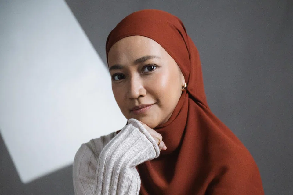 Izyan Mellyna Ishak kembali menjayakan acara seni dengan mengacara acara ulang tahun keenam Wisma Geylang Serai (WGS), ‘Budaya Yang Disulam’, pada 25 Januari, selepas setahun berehat susuli dirinya dirawat di hospital selama sebulan pada awal 2024 kerana penyakit lupus.