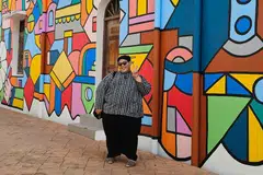 Terdapat pelbagai lukisan dinding atau ‘mural’ menarik sepanjang lorong-lorong di kawasan Jonker Street, Melaka menjadikannya tempat sesuai untuk bergambar. 