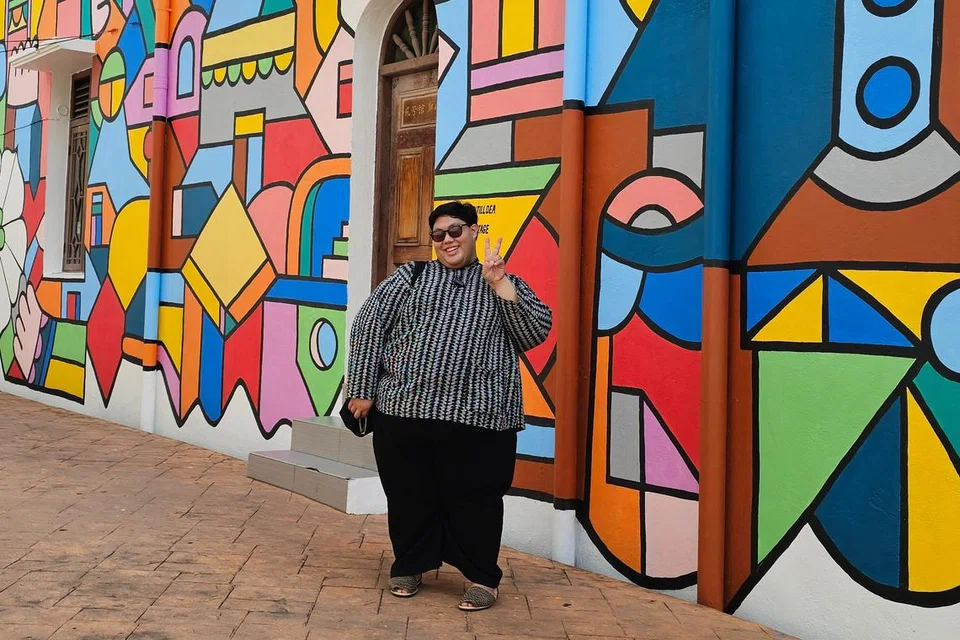 Terdapat pelbagai lukisan dinding atau ‘mural’ menarik sepanjang lorong-lorong di kawasan Jonker Street, Melaka menjadikannya tempat sesuai untuk bergambar. 