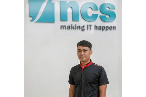 TERUJA DENGAN TUGAS: Tengku Muhammad Alif teruja dengan tugasnya sebagai konsultan Teknologi Maklumat dan menangani serangan siber. - Foto BH oleh IQBAL FAIZAL