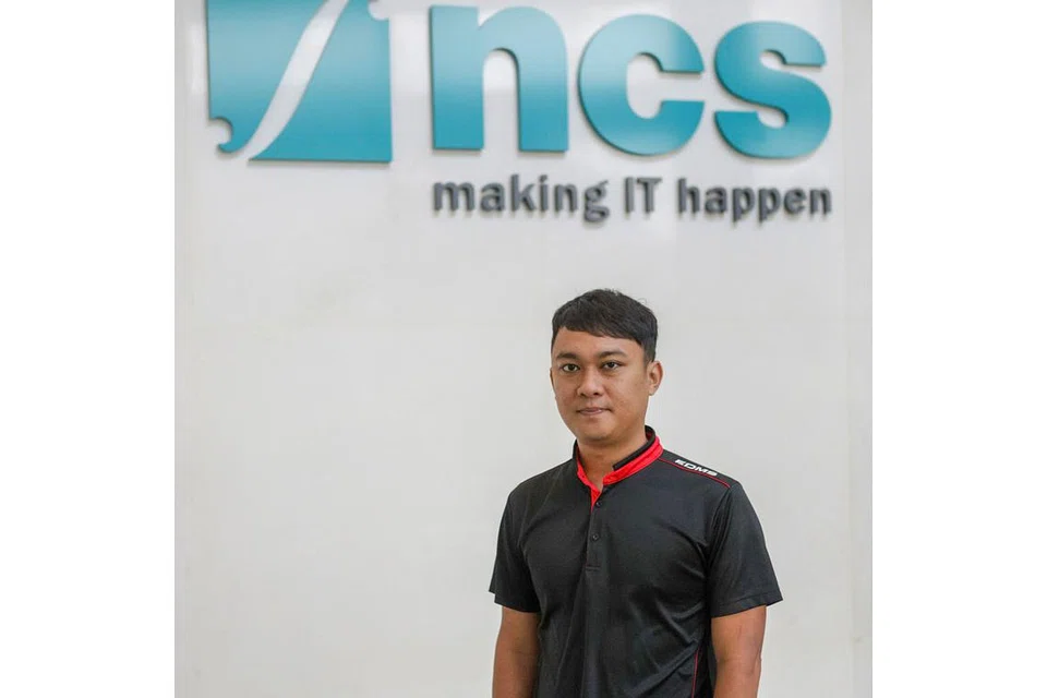 TERUJA DENGAN TUGAS: Tengku Muhammad Alif teruja dengan tugasnya sebagai konsultan Teknologi Maklumat dan menangani serangan siber. - Foto BH oleh IQBAL FAIZAL