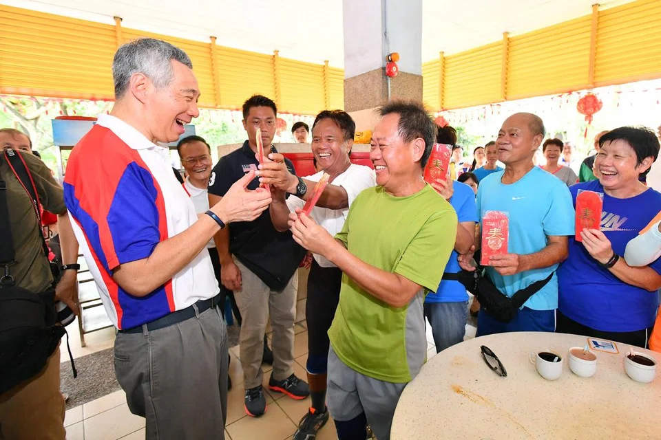 Sepanjang kepimpinan beliau selama 20 tahun, Encik Lee Hsien Loong dan pasukannya telah mencipta beberapa dasar sosial yang berani – seperti Comcare, skim Daya Kerja dan Model Gaji Progresif (PWM) – dan memperkukuh beberapa komponen rangkaian keselamatan sosial negara. Gambar diambil semasa Encik Lee melakukan lawatan ke Pasar dan Pusat Makanan 341 Ang Mo Kio Ave 1 pada 2017.