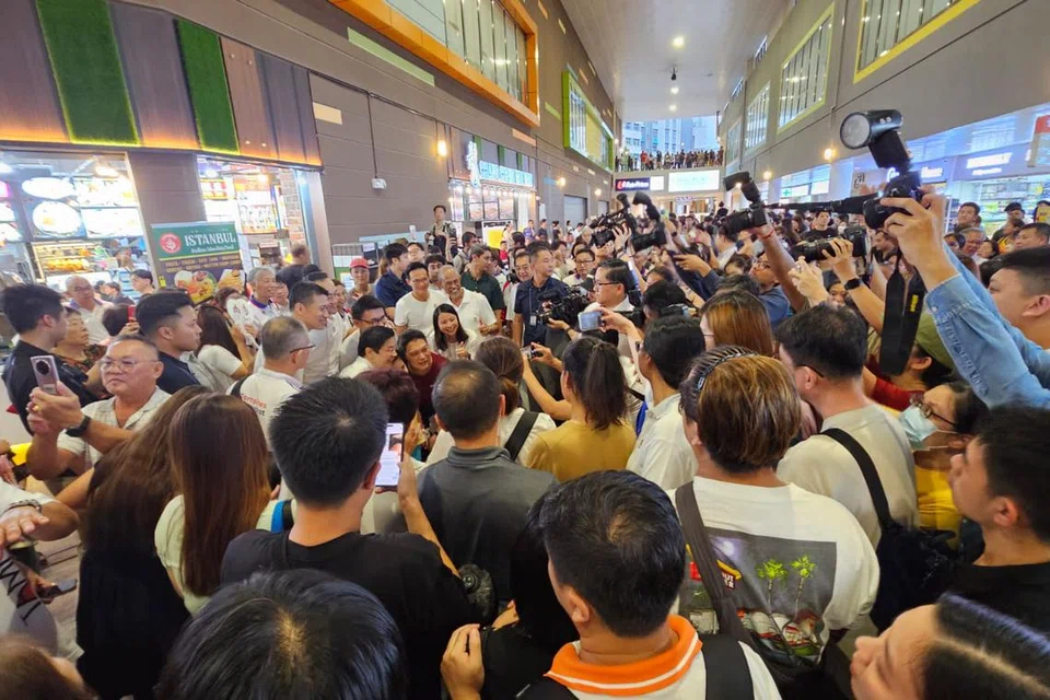 Perdana Menteri, Encik Lawrence Wong, dibanjiri penduduk Tampines yang ingin bergambar bersamanya semasa lawatannya ke Blok 633 Tampines North Drive 2 pada 30 April.