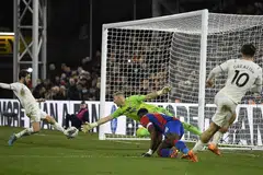 GAGAL SAMBAR PELUANG: Silva (kiri) gagal memanfaatkan peluang keemasan di depan gawang dalam perlawanan yang berakhir seri 0-0 di Crystal Palace. - Foto REUTERS