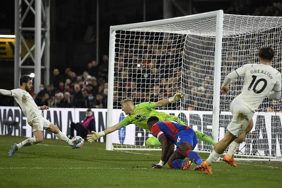 GAGAL SAMBAR PELUANG: Silva (kiri) gagal memanfaatkan peluang keemasan di depan gawang dalam perlawanan yang berakhir seri 0-0 di Crystal Palace. - Foto REUTERS