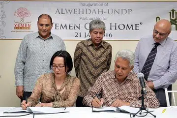 METERAI KERJASAMA: Encik Khalid Basharahil (duduk, kanan) dan Pengarah Negara UNDP di Yaman, Cik Mikiko Tanaka (duduk, kiri), dilihat menandatangani MOU kerjasama dalam inisiatif 'Yemen Our Home', dengan disaksikan (dari kiri) kededua Naib Presiden Al-Wehdah, Encik Helmi Talib dan Encik Alwi Aidid, dan Duta Muhibah bagi insiatif UNDP, Dr Saalaldeen Talib. - Foto M.O. SALLEH