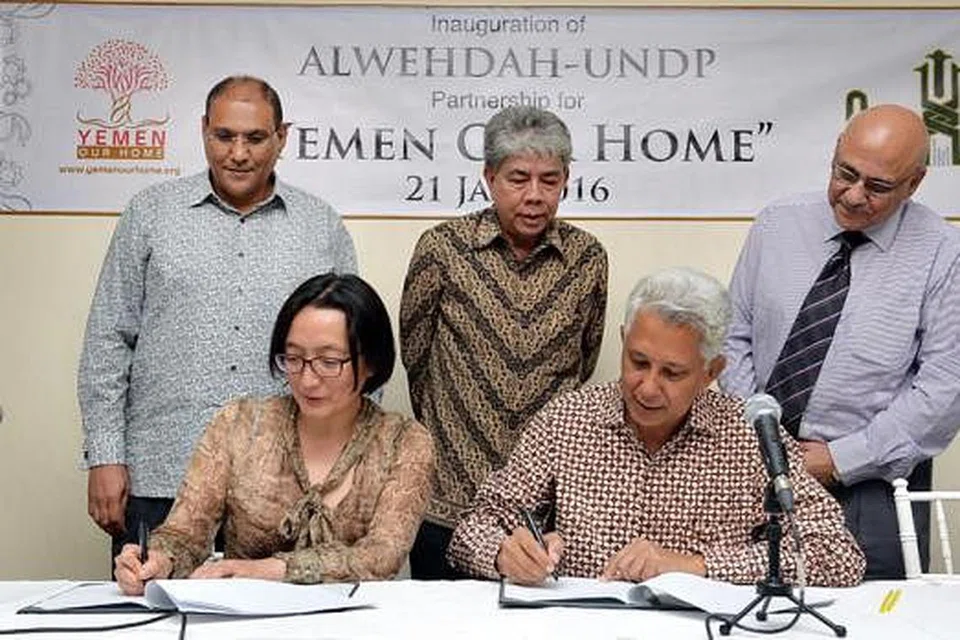 METERAI KERJASAMA: Encik Khalid Basharahil (duduk, kanan) dan Pengarah Negara UNDP di Yaman, Cik Mikiko Tanaka (duduk, kiri), dilihat menandatangani MOU kerjasama dalam inisiatif 'Yemen Our Home', dengan disaksikan (dari kiri) kededua Naib Presiden Al-Wehdah, Encik Helmi Talib dan Encik Alwi Aidid, dan Duta Muhibah bagi insiatif UNDP, Dr Saalaldeen Talib. - Foto M.O. SALLEH