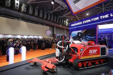 Menteri Kedua (Ehwal Luar merangkap Ehwal Dalam Negeri), Cik Sim Ann (dua dari kiri), diiringi Pesuruhjaya Pasukan Pertahanan Awam Singapura (SCDF), Encik Eric Yap, memperkenalkan robot penyelamat mangsa yang terperangkap dalam kenderaan semasa Ekspo Pengurusan Bencana dan Kecemasan Antarabangsa Singapura pada 28 Oktober.