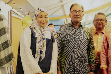 Cik Kat Aziz, pengasas label fesyen Singapura, Kaifiyyah ketika menyertai pameran  fesyen Kraftangan Malaysia yang berlangsung dari 21 Februari hingga 4 Mac di Kompleks Kraf Kuala Lumpur di Jalan Conlay. Acara itu telah dirasmikan oleh Perdana Menteri Malaysia, Datuk Seri Anwar Ibrahim (tengah).