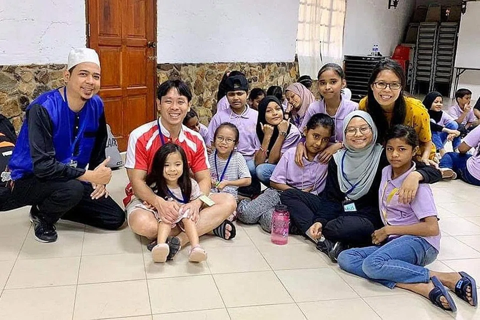 PROJEK KEMANUSIAAN: Sesi bergambar bersama anak-anak pelajar Rohingya di Kota Tinggi Refugees Learning Centre sempena acara Project Humanitarian Hearts to Hands (H2H), dimana belia Masjid Darul Makmur membimbing perbualan dalam bahasa Inggeris. Ustaz Muhd Fazli. Turut serta dalam acara ini ialah Anggota Parlimen Nee Soon, Encik Louis Ng, dua dari kiri dalam gambar atas. - Foto MASJID DARUL MAKMUR