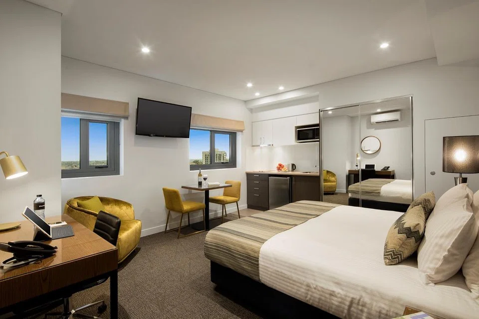 SESUAI BAGI PENGEMBARA SOLO: Bilik hotel Quest Earth Perth di Perth CBD, selesa buat penginapan jangka pendek atau jangka panjang.