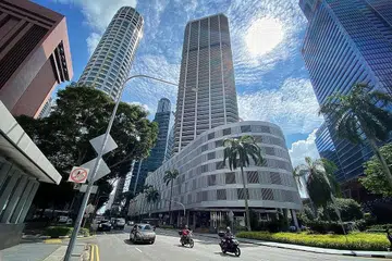 PENJUALAN DILANCAR: Dibina pada 1970-an, bangunan International Plaza di Tanjong Pagar terdiri daripada 209 apartmen kediaman, 559 unit pejabat, 192 kedai strata, sebuah tempat letak kereta dan kolam renang di tingkat 36. - Foto BH oleh JASON QUAH