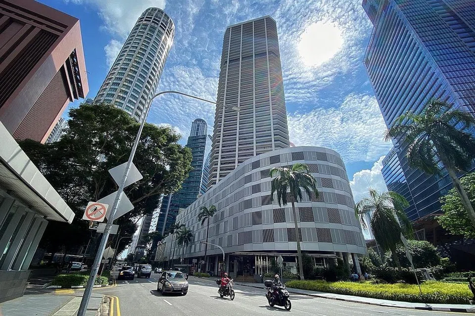 PENJUALAN DILANCAR: Dibina pada 1970-an, bangunan International Plaza di Tanjong Pagar terdiri daripada 209 apartmen kediaman, 559 unit pejabat, 192 kedai strata, sebuah tempat letak kereta dan kolam renang di tingkat 36. - Foto BH oleh JASON QUAH