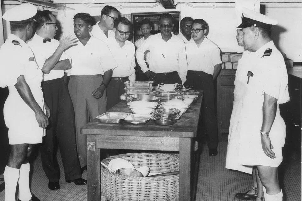 JAGA KEBAJIKAN PELAUT: Encik Nathan (tiga dari kiri) pernah bertugas menjaga kesejahteraan pelaut dan kemudian sebagai pengerusi Lembaga Pendaftar Pelaut. Gambar diambil pada 1964.