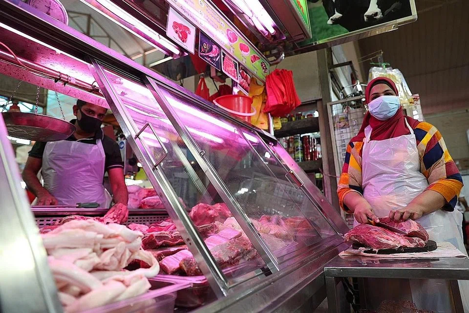 PERNIAGAAN KEMBALI NORMAL: Pemilik gerai Shah Beef Stall, Encik Shahjahan (kiri) dan isterinya, Cik Shakira (kanan) berkata jumlah pengunjung lebih meriah sekarang kerana lebih ramai yang dapat masuk dan membeli daripada mereka. - Foto BH oleh TIMOTHY DAVID