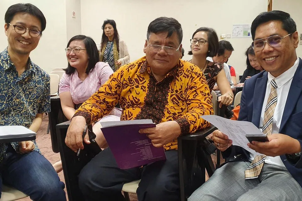 BERTUKAR-TUKAR PANDANGAN: (Dari kanan) Dr Mardian Shah Omar bersama Profesor Dr Amrin Saragih dan Profesor Madya Dr Hiroki Nomoto, pensyarah bahasa dan linguistik Melayu Universiti Bahasa Asing Tokyo, Jepun, melakukan kegiatan menganalisis secara berkumpulan dalam Sealts. - Foto BH oleh NURUL AIN RAZALI