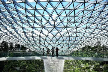 DIBUKA SEMULA: Pusat beli-belah Jewel Changi Airport dibuka semula semalam, pada hari yang sama Singapura memasuki tempoh Fasa Tiga (Kewaspadaan Dipertingkat) dengan orang ramai kini dibolehkan berhimpun sehingga lima orang dalam setiap kumpulan. - Foto BH oleh LIM YAOHUI 