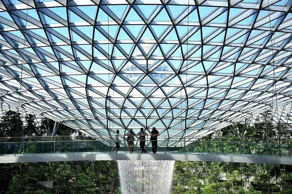 DIBUKA SEMULA: Pusat beli-belah Jewel Changi Airport dibuka semula semalam, pada hari yang sama Singapura memasuki tempoh Fasa Tiga (Kewaspadaan Dipertingkat) dengan orang ramai kini dibolehkan berhimpun sehingga lima orang dalam setiap kumpulan. - Foto BH oleh LIM YAOHUI 