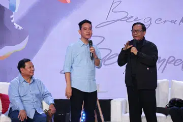 DAKWAAN: Encik Gibran Rakabuming (tengah) didakwa membabitkan kanak-kanak dalam kempen pilihan raya presiden 2024 semasa berada di Penjaringan, Jakarta Utara, pada 1 Disember.