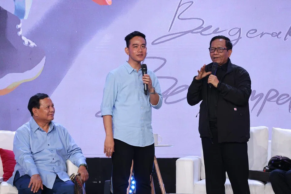 DAKWAAN: Encik Gibran Rakabuming (tengah) didakwa membabitkan kanak-kanak dalam kempen pilihan raya presiden 2024 semasa berada di Penjaringan, Jakarta Utara, pada 1 Disember.