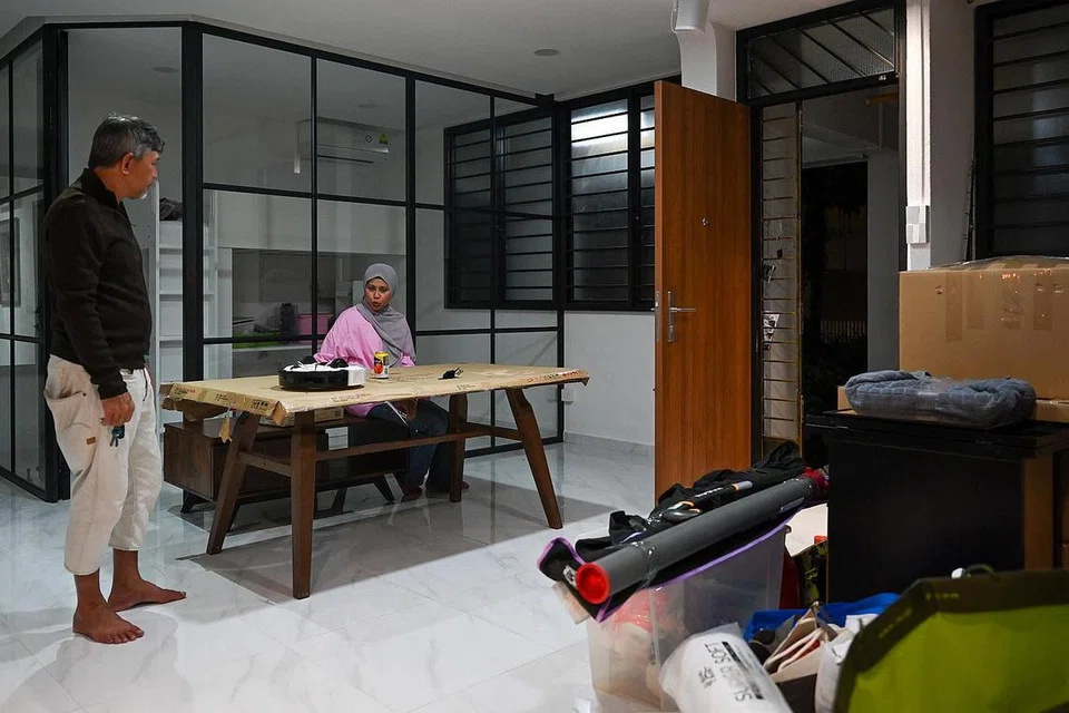 PENGALAMAN PAHIT: Encik Rahim Januri dan Cik Anita Mokhtar kembali ke rumah baru mereka di Blok 401 Yishun Avenue 6, untuk memeriksa keadaan di situ setelah hampir dua minggu kejadian 'banjir' berlaku di rumah mereka itu. - Foto BM oleh SHAFIQ APANDI