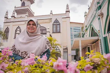 BERPENGALAMAN LUAS: Kini dianggap 'veteran' RRG dengan lebih 16 tahun pengalaman, Ustazah Kalthom (gambar) akui bahawa banyak lagi yang perlu diteroka, dikaji dan difahami dalam aspek pemulihan individu yang terpengaruh ideologi ektremis. Ini terutama sekali dengan bentuk ancaman yang terus berubah dengan masa. - Foto BH oleh NUR DIYANA TAHA