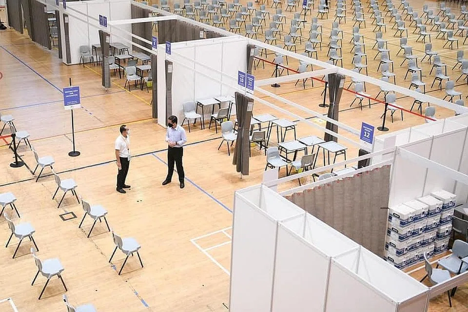 TINJAU KEMUDAHAN: Menteri Pendidikan Chan Chun Sing (kanan) meninjau pusat vaksinasi yang dibuka di ITE Kolej Central. - Foto FACEBOOK CHAN CHUN SING