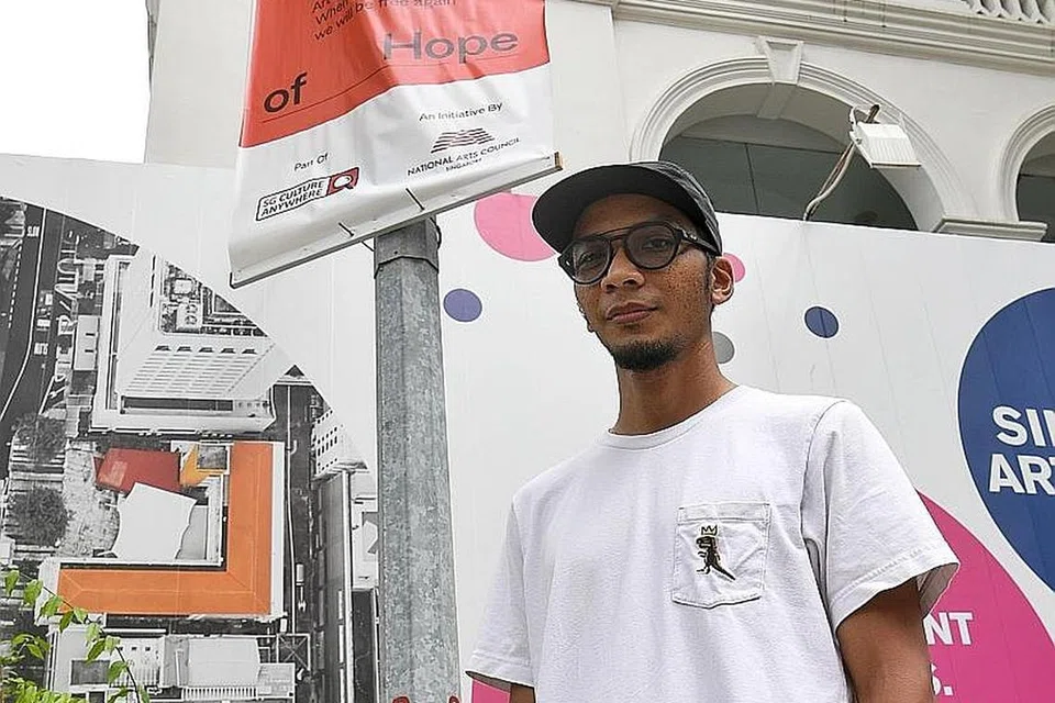 INGIN KEADAAN KEMBALI PULIH: Encik Muhammad Sufian Hamri tidak sabar agar keadaan kembali kepada sebelum pandemik di mana masyarakat dapat bergaul tanpa sekatan. Hasrat ini dipaparkan dalam karyanya (sepanduk jingga) yang terpilih untuk dipamerkan di acara Streets of Hope tahun ini. - Foto BH oleh KHALID BABA