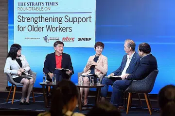 BERSEDIA DARI SEKARANG: Perbincangan meja bulat diadakan Jumaat lalu disertai (dari kiri) Profesor Madya Chia Ngee Choon, Encik Ng Chee Meng, Cik Josephine Teo, Dr Robert Yap dan dipengerusikan Encik Zakir Hussain sebagai moderator. - Foto BH oleh DESMOND FOO
