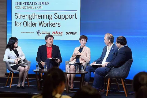 BERSEDIA DARI SEKARANG: Perbincangan meja bulat diadakan Jumaat lalu disertai (dari kiri) Profesor Madya Chia Ngee Choon, Encik Ng Chee Meng, Cik Josephine Teo, Dr Robert Yap dan dipengerusikan Encik Zakir Hussain sebagai moderator. - Foto BH oleh DESMOND FOO