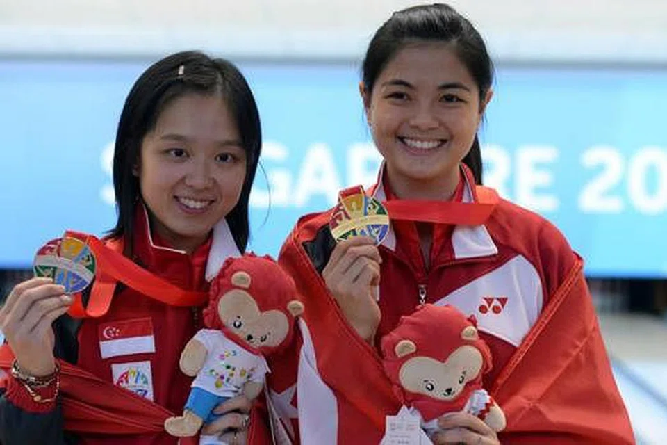 RATU BOWLING: Jazreel Tan (kiri) dan Daphne Tan bergambar bersama pingat mereka. - Foto-foto THE STRAITS TIMES