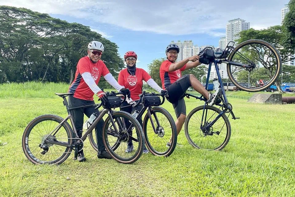 LUANG MASA BERSAMA: (Dari kiri) Encik Ahmad Amin, Cik Marni Abdul Halid dan anak mereka Encik Muhammad Zachary Ahmad bersama basikal mereka di tempat di mana mereka sering berbasikal batu kelikir. - Foto BH oleh HANS ASHRIE