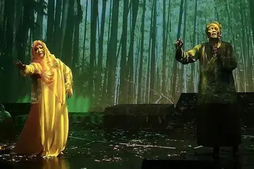 CABARAN BERBEZA: Dalam pementasan 'Bambusa Magica', Cik Khaziah Yem perlu menghadapi cabaran bersyair dan berlakon dalam masa yang sama. 'Bambusa Magica' merupakan pementasan muzikal yang bertemakan 'buluh perindu' yang dekat dengan jiwa orang Melayu. - Foto ihsan KHAZIAH YEM