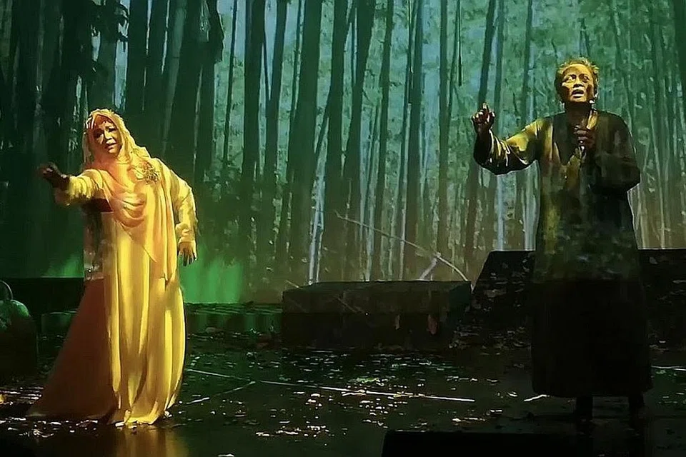 CABARAN BERBEZA: Dalam pementasan 'Bambusa Magica', Cik Khaziah Yem perlu menghadapi cabaran bersyair dan berlakon dalam masa yang sama. 'Bambusa Magica' merupakan pementasan muzikal yang bertemakan 'buluh perindu' yang dekat dengan jiwa orang Melayu. - Foto ihsan KHAZIAH YEM