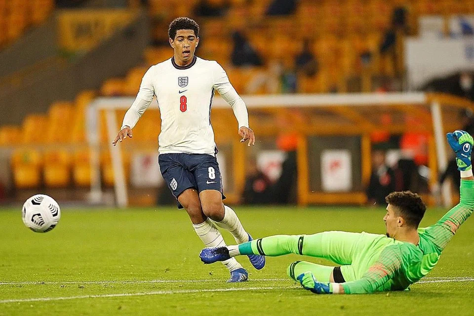 BAKAT BARU: Prestasi cemerlang pemain midfield Borrusia Dortmund, Jude Bellingham (kiri) diiktiraf setelah diberi peluang untuk menyertai skuad senior England. - Foto Reuters