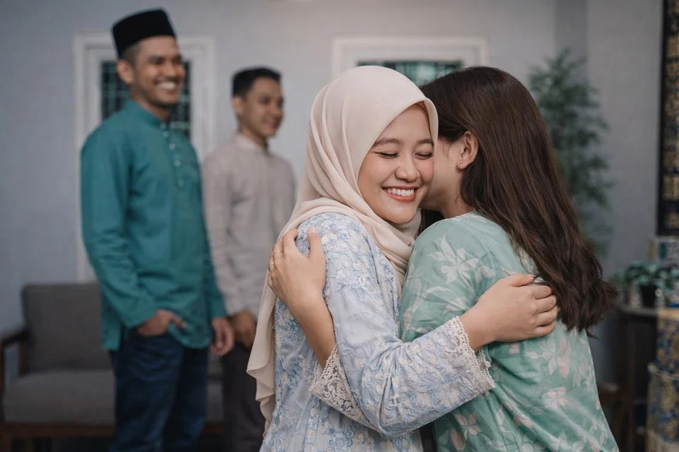 Walaupun suasana Hari Raya sering dipenuhi kegembiraan dengan pertemuan semula dan pengukuhan hubungan kekeluargaan, pakar psikologi menjelaskan bahawa pertanyaan santai mengenai pekerjaan, perkahwinan atau pencapaian kewangan ketika kunjungan seperti ini kadangkala boleh mencetuskan perasaan perbandingan sosial serta tekanan emosi dalam kalangan sesetengah individu.