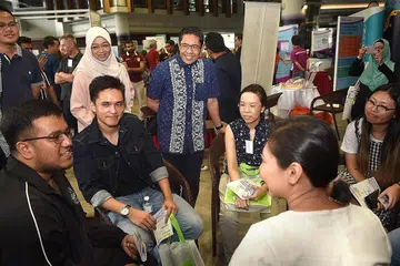 RANCANG KERJAYA: Dr Mohamad Maliki Osman (tengah) bersama Ketua Pegawai Eksekutif Mendaki, Cik Rahayu Buang (kiri, berdiri), melihat cara sesi 'Speed Date My Profession' dijalankan. Sesi ini membantu peserta merancang langkah kerjaya yang seterusnya. - Foto BH oleh JASMINE CHOONG