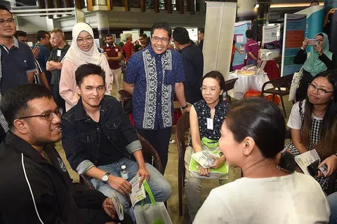 RANCANG KERJAYA: Dr Mohamad Maliki Osman (tengah) bersama Ketua Pegawai Eksekutif Mendaki, Cik Rahayu Buang (kiri, berdiri), melihat cara sesi 'Speed Date My Profession' dijalankan. Sesi ini membantu peserta merancang langkah kerjaya yang seterusnya. - Foto BH oleh JASMINE CHOONG