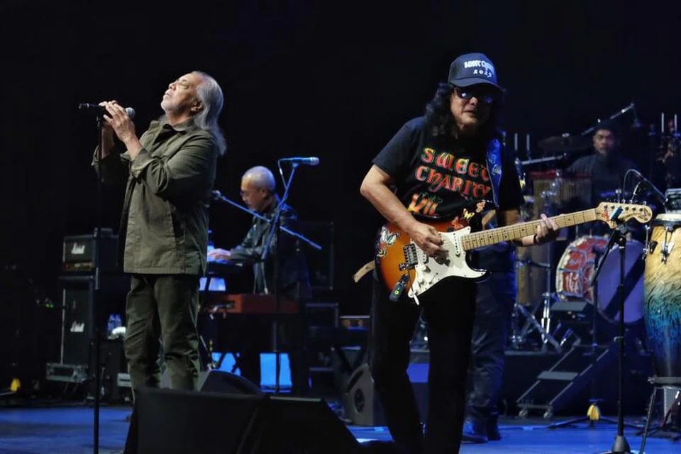 KERJA SENI LEGENDA: Datuk Ramli Sarip (depan) dan rakan-rakannya, Ahmad Jaffar (tengah) dan Rosli Mohalim (bertopi) berkongsi nyala rasa yang dibangunkan selama lebih 50 tahun bersama penonton konsert. Tiada dalam gambar ialah pemain dram Rahman Sarbani.