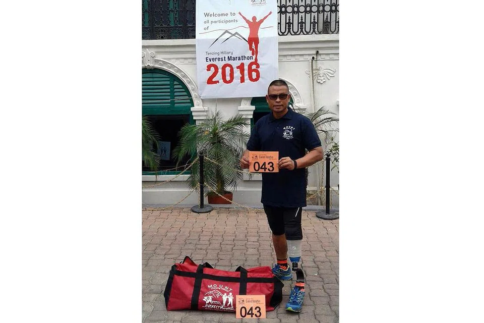 GHAIRAH MAHU BERLUMBA: Md Shariff atau lebih popular dengan gelaran Singapore Blade Runner kini berada di Lukla, Nepal, sebagai proses menyesuaikan diri dengan cuaca sejuk di sekitaran Everest. - Foto FACEBOOK