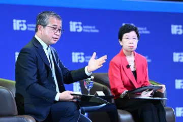 Menteri Kebudayaan, Masyarakat dan Belia merangkap Menteri Kedua Undang-Undang, Encik Edwin Tong, menjawab soalan yang diajukan hadirin semasa sesi dialog semasa persidangan Singapore Perspectives 2025 anjuran Institut Pengajian Dasar (IPS) di Pusat Konvensyen dan Expo Sands pada 20 Januari. Sesi dialog tersebut dikendalikan Presiden Universiti Pengurusan Singapura, Profesor Lily Kong.