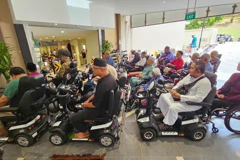 Antara perubahan yang dibuat untuk memudahkan akses bagi pengguna PMA dan kerusi roda di ruang pandu lalu atau ‘drive-thru’ itu adalah dengan meningkatkan ketinggian lantai aras 2 bagi mengurangkan kecuraman cerun apabila jemaah masuk dari pintu belakang masjid.