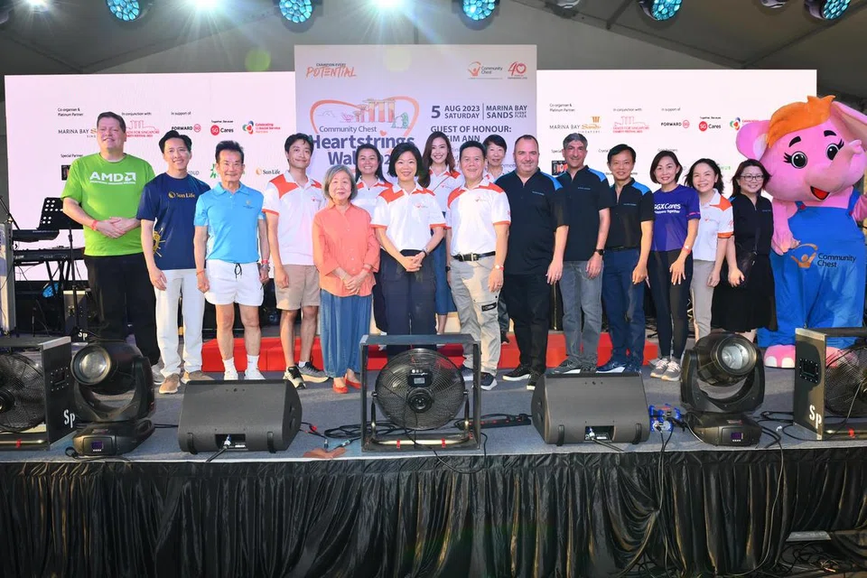 BINA MASYARAKAT PRIHATIN: (barisan depan, enam dari kiri) Menteri Negara Kanan bagi Hal Ehwal Luar merangkap Pembangunan Negara, Cik Sim Ann dan (barisan depan, tujuh dari kiri) Pengerusi Dana Masyarakat Encik Chew Sutat , bersama wakil korporat dan Dana Masyarakat di acara Community Chest Heartstrings Walk.