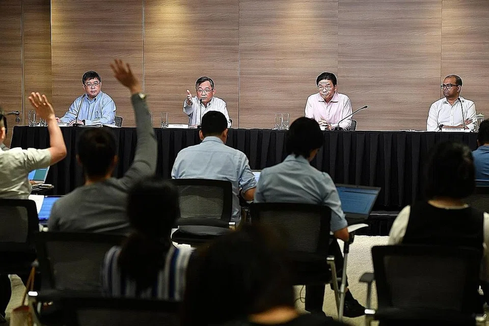 SIDANG MEDIA: Menteri Kesihatan, Encik Gan Kim Yong (dua dari kiri) dan Menteri Pembangunan Negara, Encik Lawrence Wong (dua dari kanan) di sidang media di Pusat Akhbar Nasional di bangunan Kementerian Perhubungan dan Penerangan (MCI) semalam. - Foto BH oleh CHONG JUN LIANG