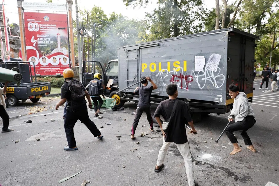 Penunjuk perasaan bertembung dengan polis di luar bangunan Parlimen di Denpasar, Bali, pada 30 Ogos, susulan kematian seorang penunggang teksi motosikal yang dilanggar kenderaan polis pada 28 Ogos.