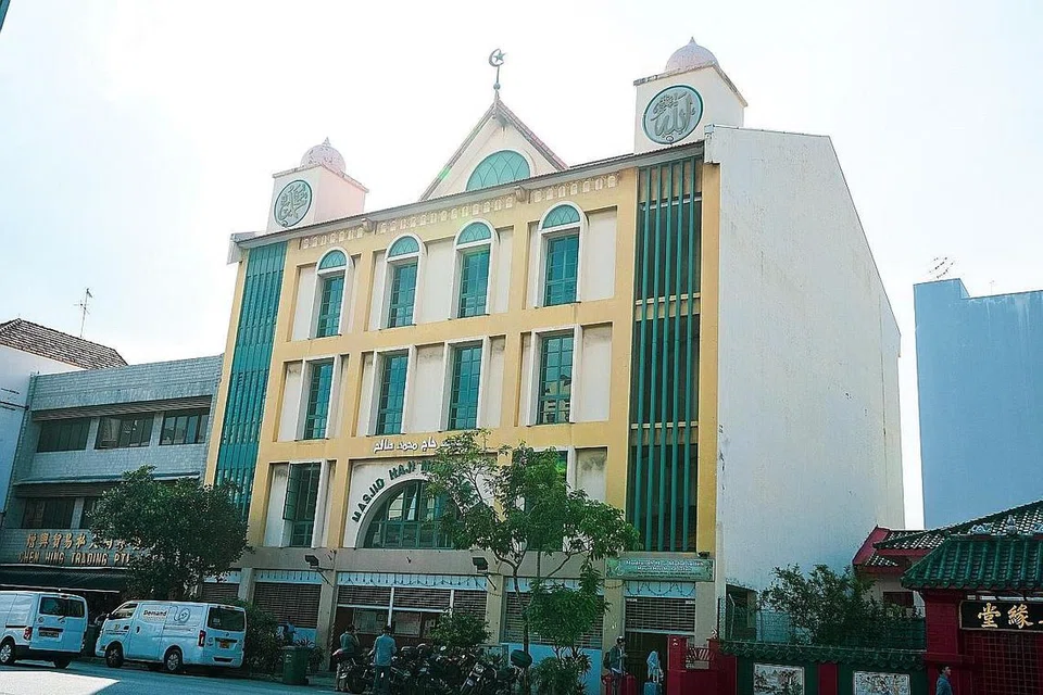 MELUASKAN PENGGUNAAN WAKAF: Selain membangunkan wakaf untuk dimanfaatkan masjid-masjid seperti Masjid Abdul Hamid Kampung Pasiran, Masjid Haji Muhammad Salleh (Geylang)(atas) dan Masjid Sultan, masyarakat juga diajak untuk lebih memperluaskan penggunaan wakaf untuk menyokong keperluan sosial masyarakat Islam Singapura. - Foto FADLI SAZALI