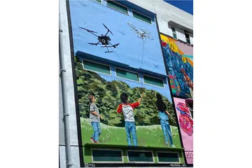 MURAL MENGENAI TEKNOLOGI DAN KEHIDUPAN MASYARAKAT: Mural yang dinamakan DRITE ini (gambar atas) berdasarkan salah satu projek peribadi Encik Sufian iaitu MOCKUMENTALS. - Foto ihsan TS1/INSTAGRAM