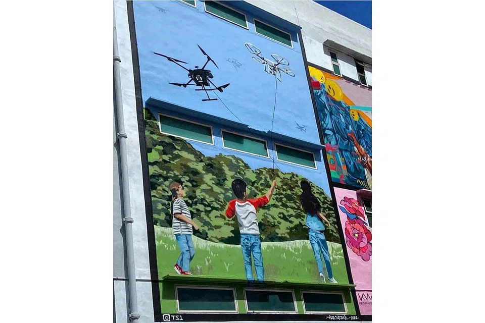 MURAL MENGENAI TEKNOLOGI DAN KEHIDUPAN MASYARAKAT: Mural yang dinamakan DRITE ini (gambar atas) berdasarkan salah satu projek peribadi Encik Sufian iaitu MOCKUMENTALS. - Foto ihsan TS1/INSTAGRAM