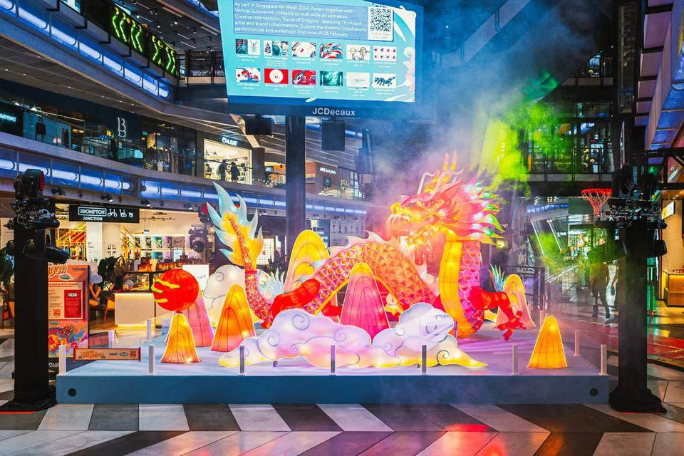Terdapat pemasangan lampu animasi sepanjang lapan meter di tingkat 1 pusat beli-belah Funan yang bertajuk, ‘Dance of the Dragon’ (Tarian Si Naga). Pengunjung ke gedung Funan itu boleh menikmati persembahan lampu yang akan berlangsung setiap setengah jam dari 10 pagi hingga 10 malam sehingga 25 Februari. Pengunjung juga berpeluang melihat naga tersebut dihidupkan, ‘bernafas’ dan mengikut rentak muzik. 